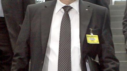 Ursprünglich war Harmut Mehdorn als "Interimschef" von Air Berlin präsentiert worden. Jetzt bleibt der Ex-Bahn-Chef doch länger.