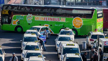 Der Fernbus-Boom sorgte für ein Verkehrschaos am Kölner Hauptbahnhof.