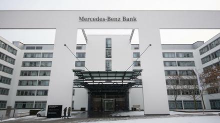 Bank vor Gericht: Autobesitzer, die sich einer Musterklage gegen die Mercedes-Benz Bank angeschlossen haben, wollen erreichen, dass die Widerrufsregeln in den Kreditverträgen der Bank für ungültig erklärt werden. 