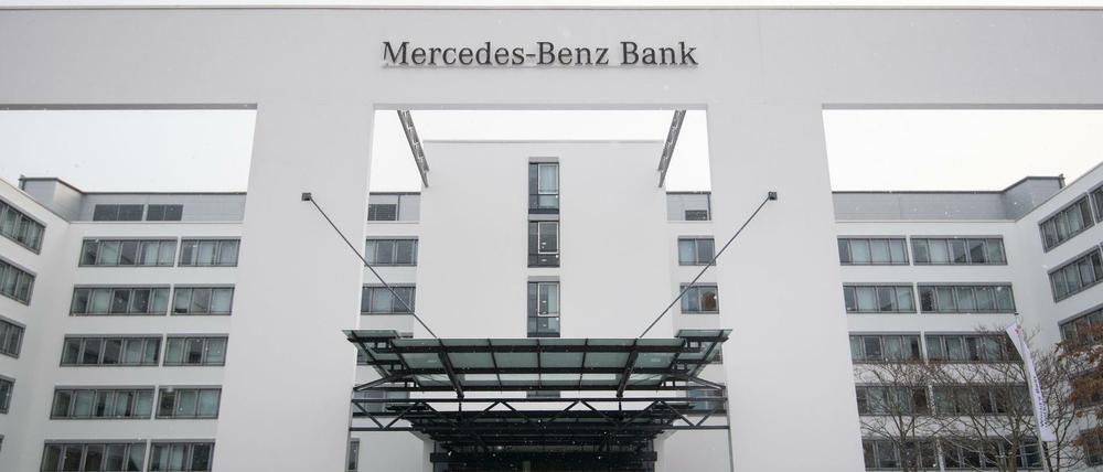 Bank vor Gericht: Autobesitzer, die sich einer Musterklage gegen die Mercedes-Benz Bank angeschlossen haben, wollen erreichen, dass die Widerrufsregeln in den Kreditverträgen der Bank für ungültig erklärt werden. 