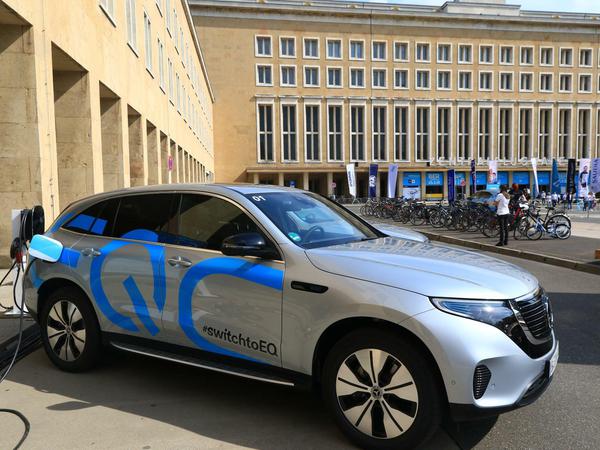 Werbung für die Elektromobilität: Mercedes-Elektroauto bei der Formel E auf dem Tempelhofer Feld in Berlin-Tempelhof.