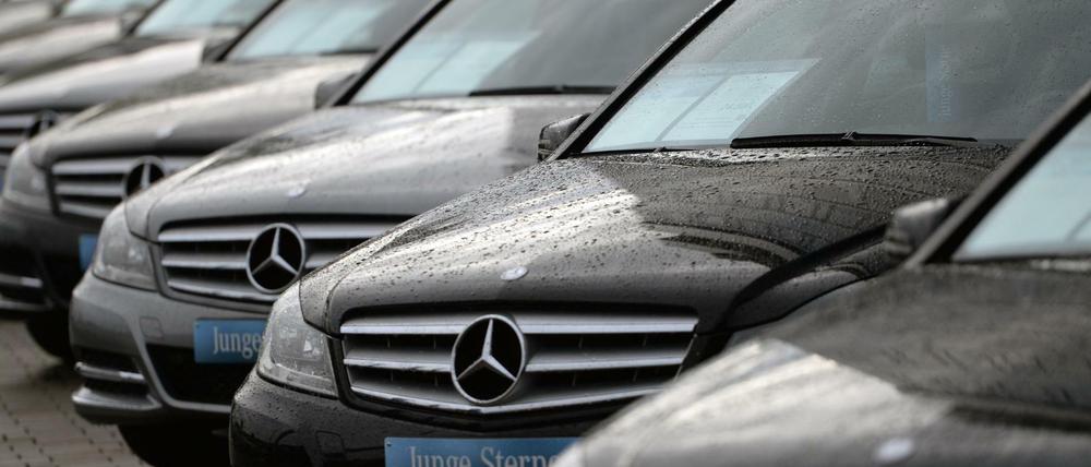 Einige Mercedes stehen in einem Mercedes-Servicestützpunkt nahe dem Hauptstadtflughafen in Schönefeld (Brandenburg). 
