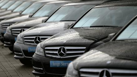 Der Stuttgarter Autobauer Mercedes will erst ab 2017 erste Modelle mit einer CO2-Klimaanlage ausstatten.