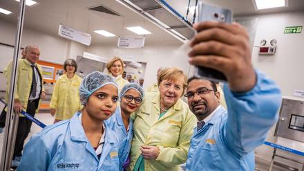 Angela Merkel macht ein Selfie mit Mitarbeitern eines Automobilzulieferers.