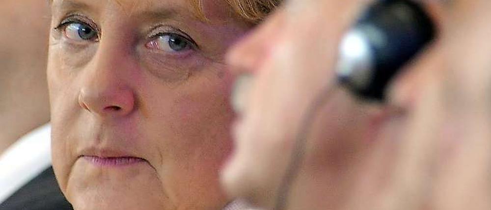 Einen skeptischen Blick wirft Kanzlerin Merkel ihrem griechischen Amtskollegen Papandreou beim Tag der Wirtschaft zu.