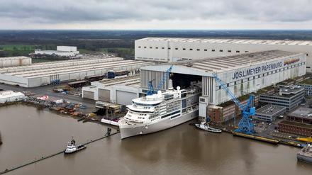Das Kreuzfahrtschiff der Luxusklasse „Silver Ray“ verlässt das überdachte Baudock der Meyer Werft (Symbolbild).