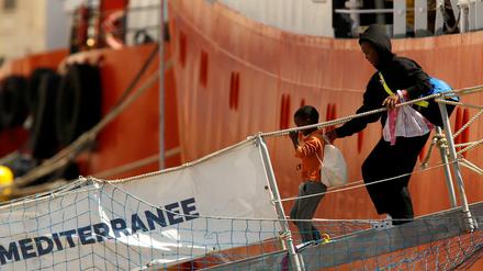 Migranten verlassen das Rettungsschiff "Aquarius.