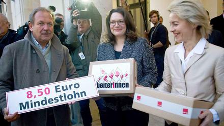 Am Sonnabend brachte Verdi-Chef Frank Bsirske, Andrea Nahles (SPD) und Arbeitsministerin von der Leyen (CDU) persönlich tausende Unterschriften für den Mindestlohn vorbei.