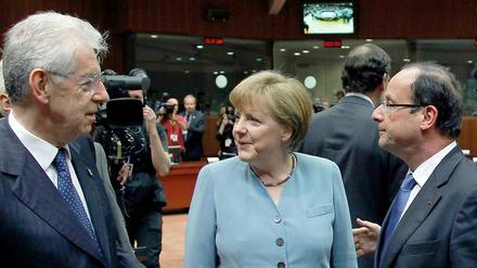 Mario Monti (l.) muss auf die Hilfe von Angela Merkel hoffen.