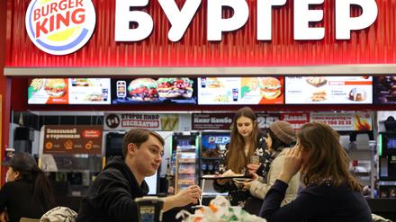 Menschen in einer Burger King-Filiale in Moskau.