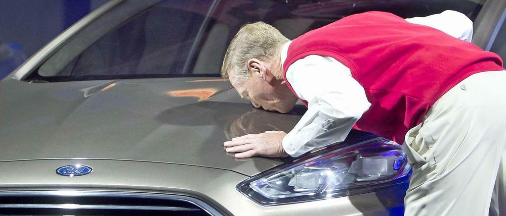 Die Liebe zum Auto - und zu seinem Arbeitgeber - demonstriert Ford-Chef Mulally auf der Ifa mit einem Küsschen fürs vernetzte Mobil.