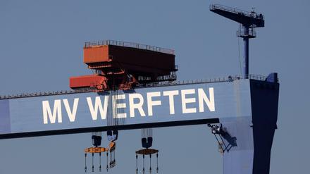 Ein Kran der MV Werften in Warnemünde (Archivbild) 