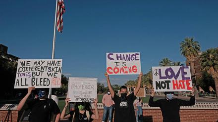 USA, Tucson: Demonstranten halten nach dem Tod des Schwarzen George Floyd Plakate hoch. Schon im April hatte es in Tucson einen Fall von tödlicher Polizeigewalt gegen den Latino Carlos Ingram Lopez gegeben.
