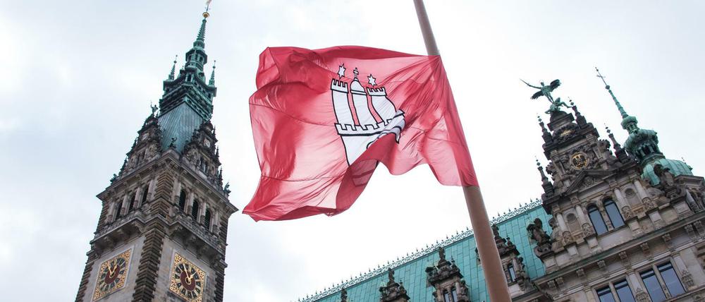 Am Sonntag wird in Hamburg gewählt. Die Flagge vor dem Rathaus hängt derzeit wegen des Anschlags in Hanaus allerdings auf Halbmast.
