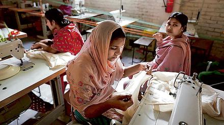 Näherinnen in einer Textilfabrik in Bangladesch.