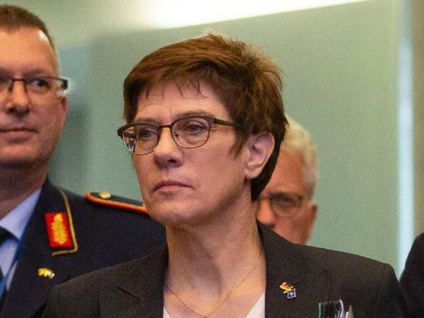 Die deutsche Verteidigungsministerin Annegret Kramp-Karrenbauer beim Treffen der Verteidigungsminister der NATO-Mitgliedsstaaten. 