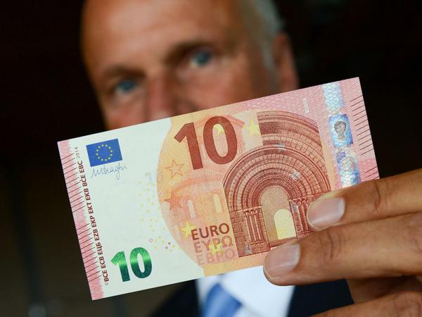 Carl-Ludwig Thiele hält am 11.09.2014 eine neue 10-Euro-Banknote hoch.
