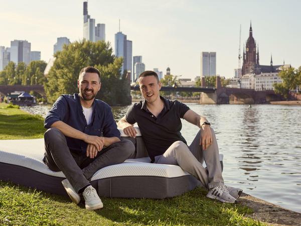 Testsieger: Manuel Müller (links) und Dennis Schmoltzi, Gründer und Geschäftsführer Emma Matratzen GmbH, mit ihrer Siegermatratze. 