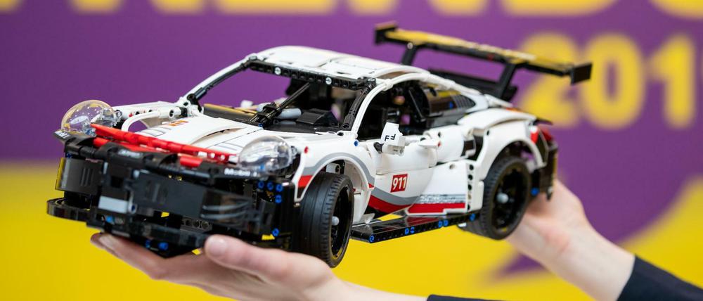 Ein Model des Porsche 911 RSR von Lego Technic ist während der Neuheitenschau der Spielwarenmesse ausgestellt.