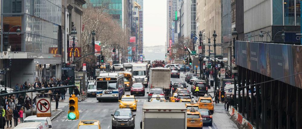 Dichter Verkehr herrscht auf der 42nd Street in New York.