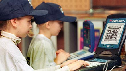 Kinder spielen an VTech-Lerncomputern.