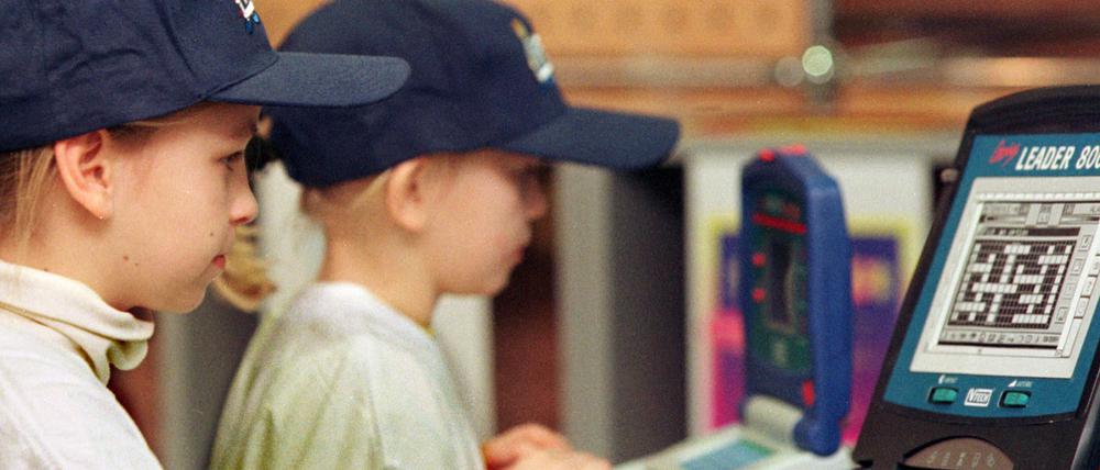 Kinder spielen an VTech-Lerncomputern.