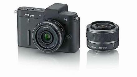Die Systemkamera von Nikon wird in verschiedenen Kits angeboten. Das lichtstarke Standardobjektiv (links) gehört immer dazu.