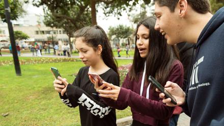 Diese Kinder in Peru spielen Pokémon Go - ihre Daten werden gespeichert. 