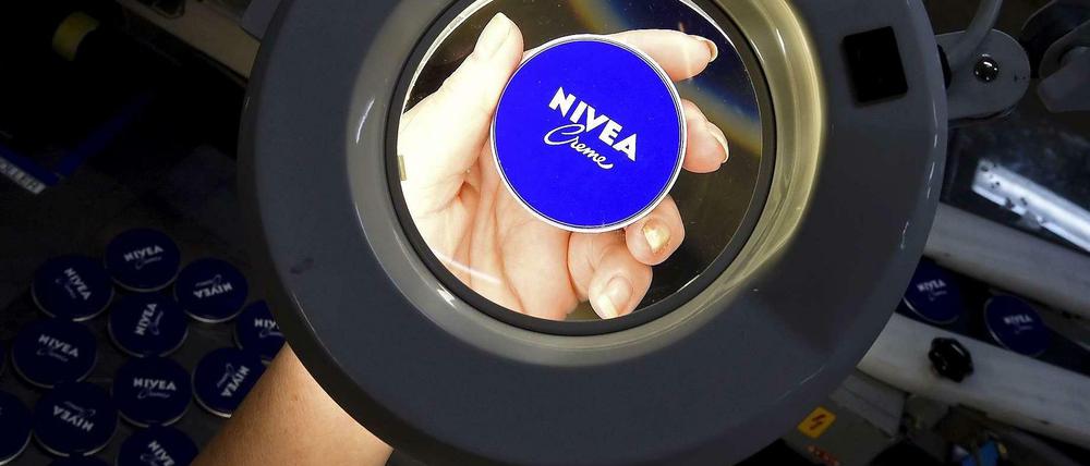 Qualitätskontrolle im Nivea-Werk: Kann man eine Farbe schützen? 