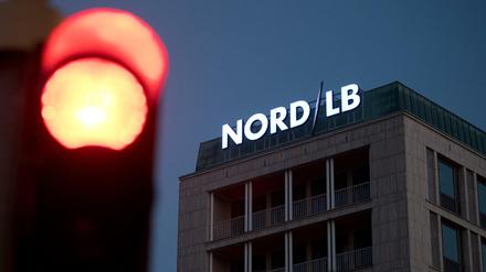 Eine Ampel steht auf Rot in der Nähe der NordLB in Hannover. Die Bank schnitt im Stresstest am schlechtesten untern den deutschen Geldhäusern ab. 