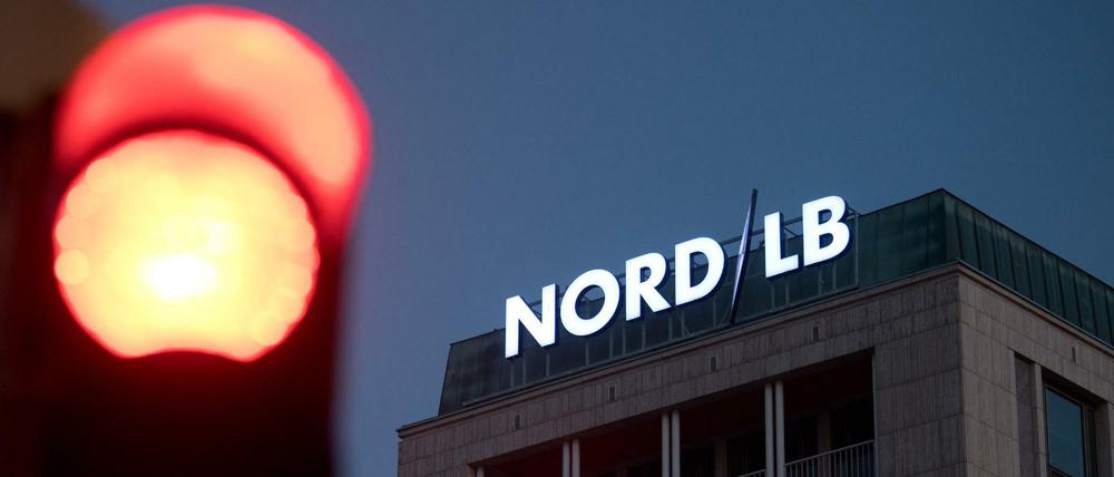 Eine Ampel steht auf Rot in der Nähe der NordLB in Hannover. Die Bank schnitt im Stresstest am schlechtesten untern den deutschen Geldhäusern ab. 