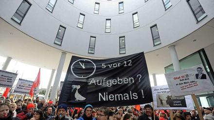Einige hundert Mitarbeiter demonstrierten nach Gewerkschaftsangaben bei NSN in München.