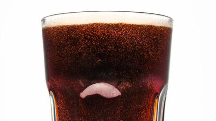 Süß und prickelnd: Ein halber Liter Cola enthält knapp 50 Gramm Zucker. Figurfreundlicher wird es mit Varianten, die auf Süßstoff oder Stevia setzen.