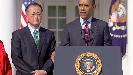 US-Präsident Obama (r.) präsentiert seinen Weltbank-Kandidaten Kim der Presse.
