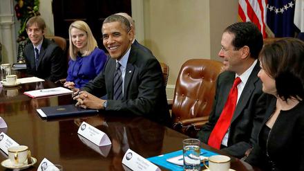 Gute Miene zum geheimen Spiel. Barack Obama (M.) diskutiert die NSA-Affäre mit Vertretern der Tech-Größen, wie zum Beispiel Yahoo-Chefin Marissa Mayer (2. v. l.) und AT&amp;T-Boss Randall Stephenson.