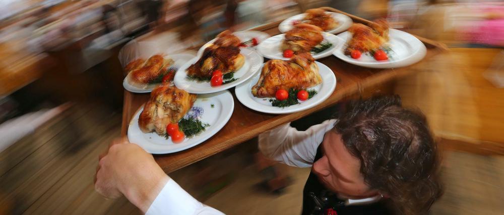 Servicekräfte in der Gastronomie sind häufig schlecht bezahlt - und bekommen entsprechend wenig Kurzarbeitergeld.