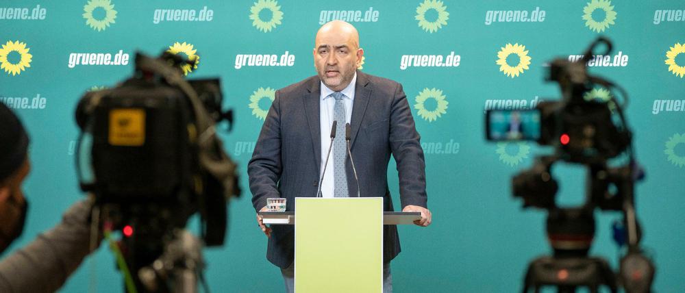 Grünen-Chef Omid Nouripour verteidigt Entlastungen für Autofahrer. 