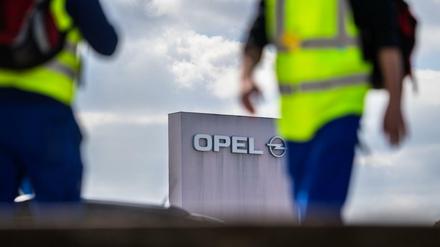 Beim Autobauer Opel haben sich Betriebsrat und Geschäftsführung auf ein Sanierungspaket geeinigt. 