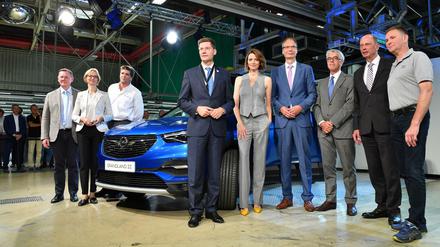In der bisher auf Kleinwagen spezialisierten Autofabrik in Eisenach startet ab sofort die Produktion des Stadtgeländewagens Grandland. Im blauen Anzug: Opel-Chef Michael Lohscheller.