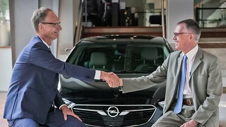 Handshake: Opel-Chef Michael Lohscheller und der Vorstandsvorsitzende von PSA, Carlos Tavares (rechts), vor dem neuen Insignia. 
