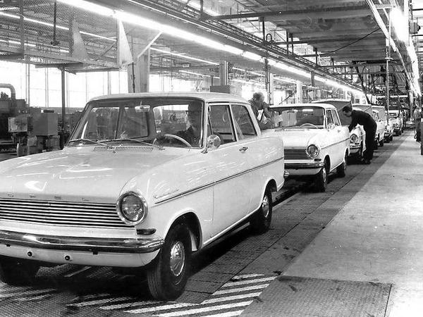 Das Foto aus dem Jahr 1962 zeigt die Endfertigung des Opel Kadett Modell A in Bochum.