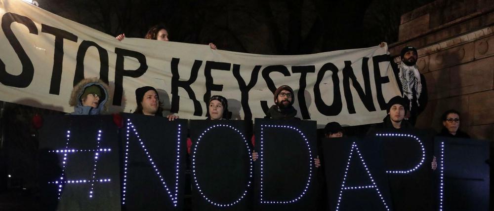 Nachdem Präsident Donald Trump den Weiterbau der umstrittenen Pipelines Keystone XL und Dakota Access Pipeline angeordnet hat, protestierten Umweltschützer in New York dagegen. 