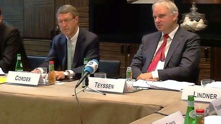 Die Ost-Ausschuss-Vorsitzenden Eckhard Cordes (Ex-Metro-Chef) und Johannes Teyssen (Eon-Chef) am Donnerstag, den 11. Juli 2013, bei einer Pressekonferenz in Berlin.