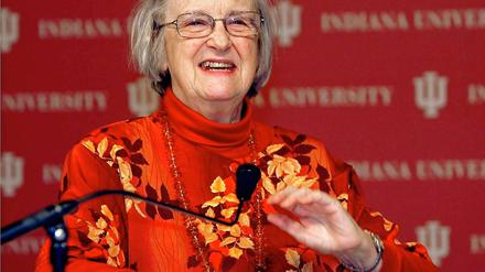 Elinor Ostrom liebte bunte Blusen. Bei der Nobelpreisverleihung 2009 trug sie ein bodenlanges buntgewirktes Kleid und hob sich damit genauso von der grauen Ökonomie ab wie mit ihrem Forschungsgegenstand, den Gemeinschaftsgütern. 
