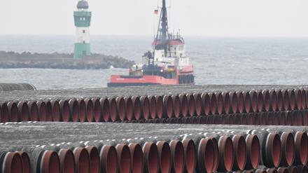 Rohre für die Ostsee-Gaspipeline Nord Stream 2 werden auf dem Gelände des Hafens Mukran bei Sassnitz gelagert. +