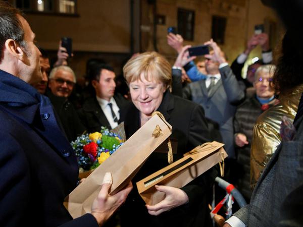 Angela Merkel wird im Burgund gefeiert und bekommt Geschenke.
