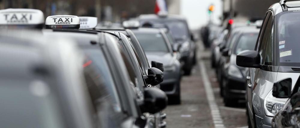 Französische Taxifahrer wehren sich gegen Online-Vermittlungsdienste wie Uber.