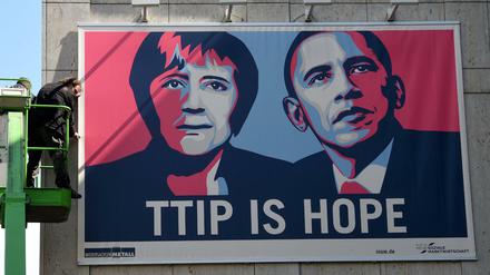 Die niedersächsischen Metallarbeitgeber werben mit den Porträts von Kanzlerin Merkel (CDU) und US-Präsident Obama für TTIP. 