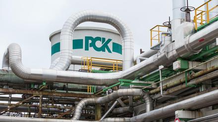 Das Logo der PCK Raffinerie GmbH in Schwedt (Brandenburg) an einem Kühlturm auf dem Firmengelände.