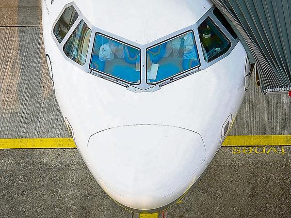 Die Flugbegleiter der Lufthansa legen die Arbeit nieder.